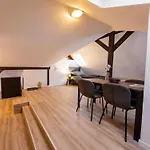 Schiefe Altbauvilla In Zentraler Lage, Monteurunterkunft Appartement *