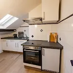 Schiefe Altbauvilla In Zentraler Lage, Monteurunterkunft Appartement *