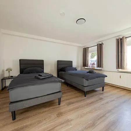 Schiefe Altbauvilla In Zentraler Lage, Monteurunterkunft Apartment *