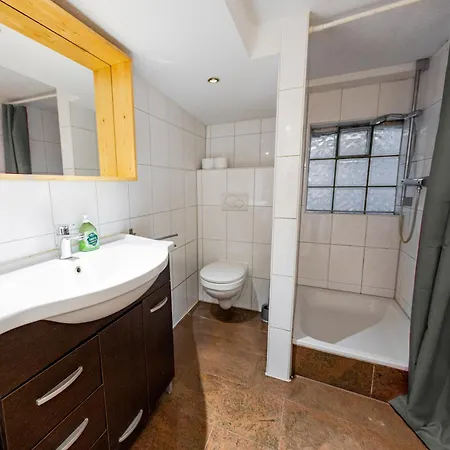 Schiefe Stadtvilla - Grosses Altbauhaus