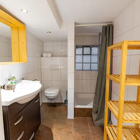 Schiefe Altbauvilla In Zentraler Lage, Monteurunterkunft Apartment