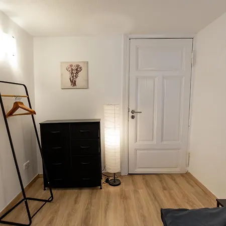 Schiefe Altbauvilla In Zentraler Lage, Monteurunterkunft Appartement *