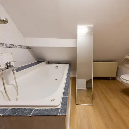 Appartement Schiefe Altbauvilla In Zentraler Lage, Monteurunterkunft Oldenbourg