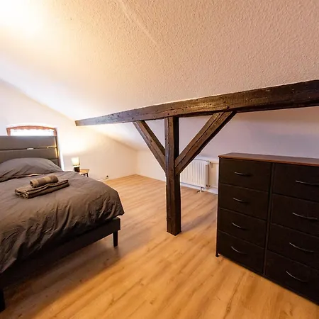 Schiefe Altbauvilla In Zentraler Lage, Monteurunterkunft Apartment *