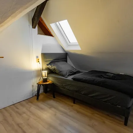 Schiefe Altbauvilla In Zentraler Lage, Monteurunterkunft Apartment Oldenburg